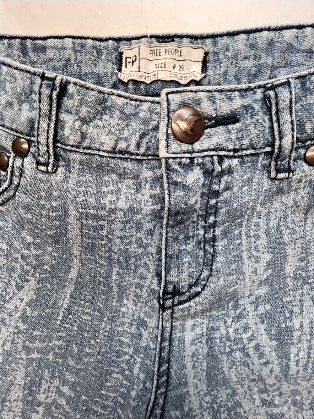 Free People Feather Print Skinny Jeans - Size 29 - Picture 3 of 11
